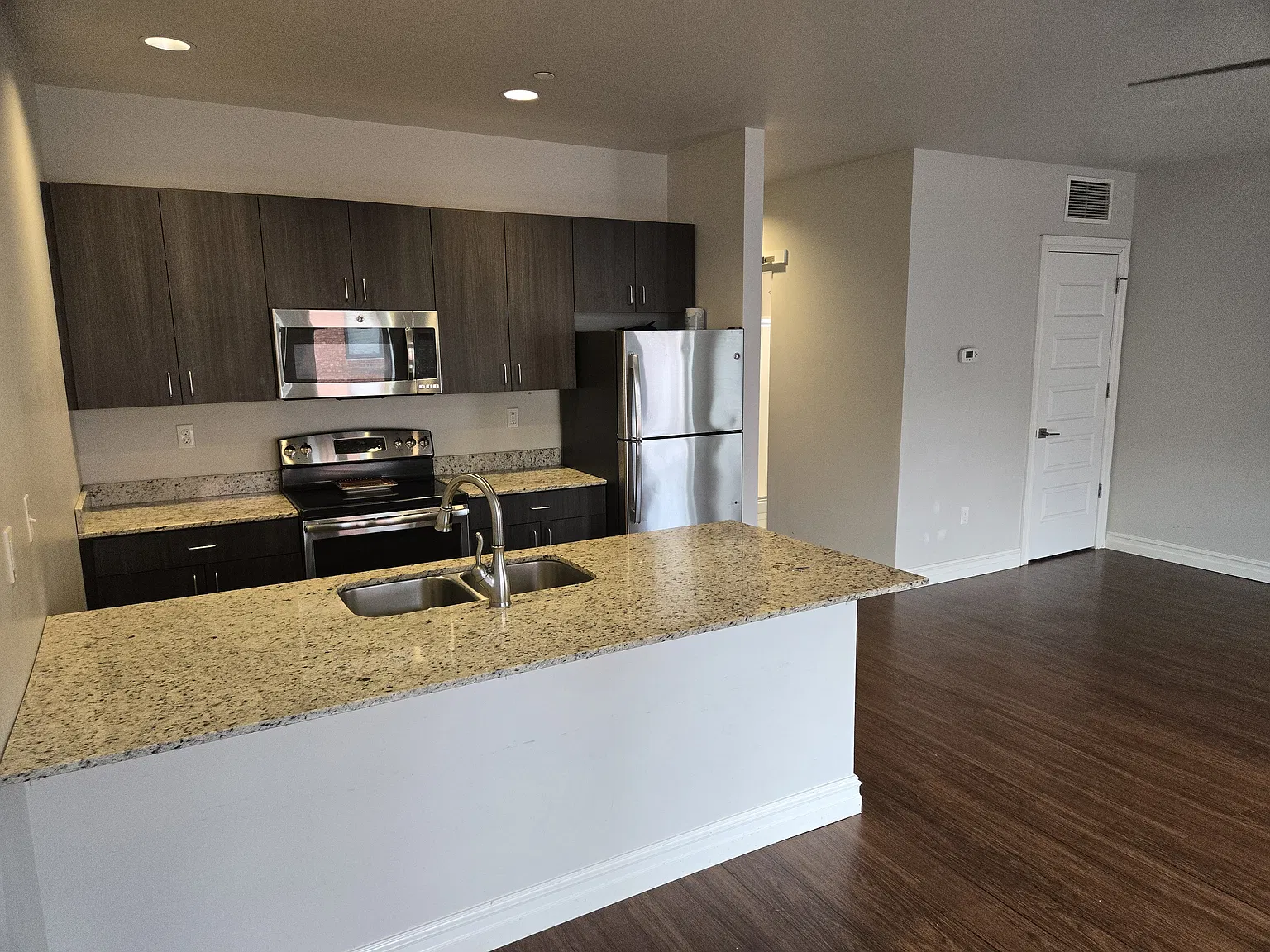 1 bed, 886 sqft, $970 — Photo 2