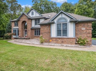 10162 Creekwood Trl, Davisburg, MI 48350