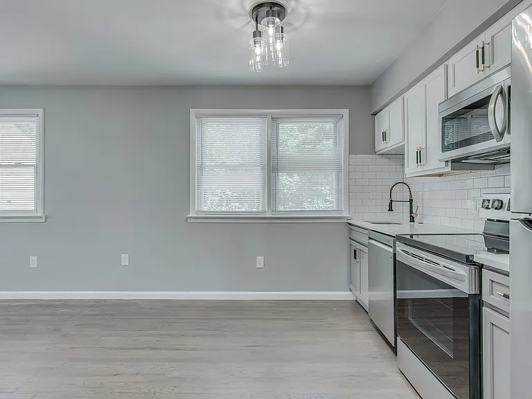 702 Motter Ave #2 — Photo 3