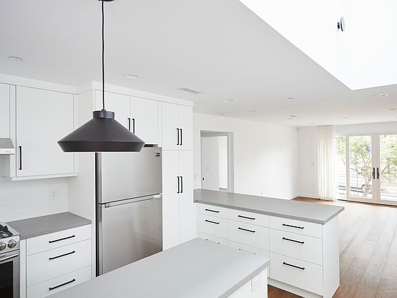 5th image of 321 Rose Ave #4