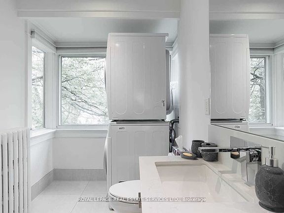 2nd image of 110 Manor Rd E