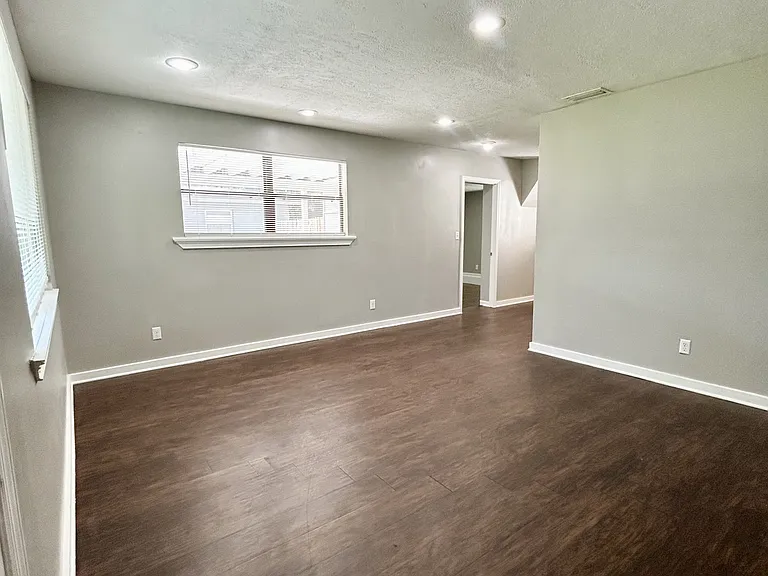 6724 Zircon Dr — Photo 2
