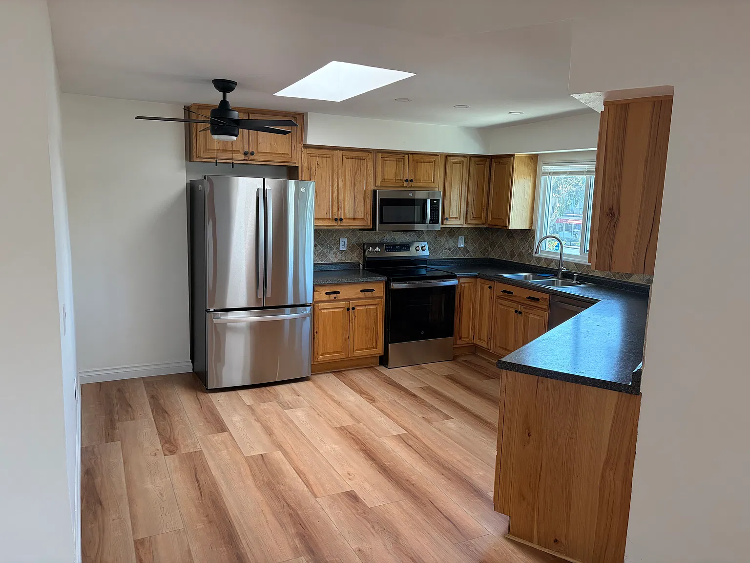 2 bed, 1100 sqft, $4,300 — Photo 2