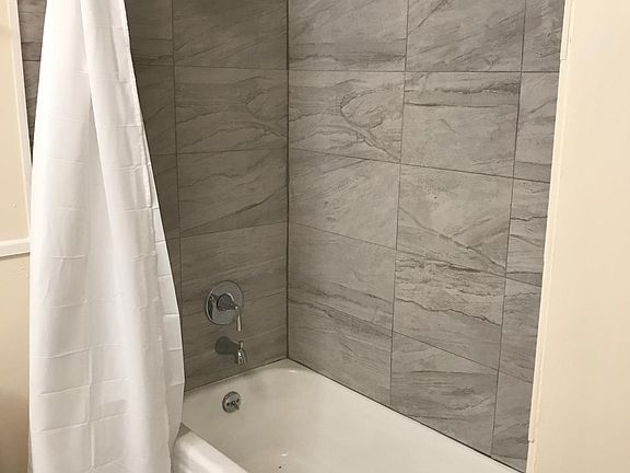 Fully tiled bathtub