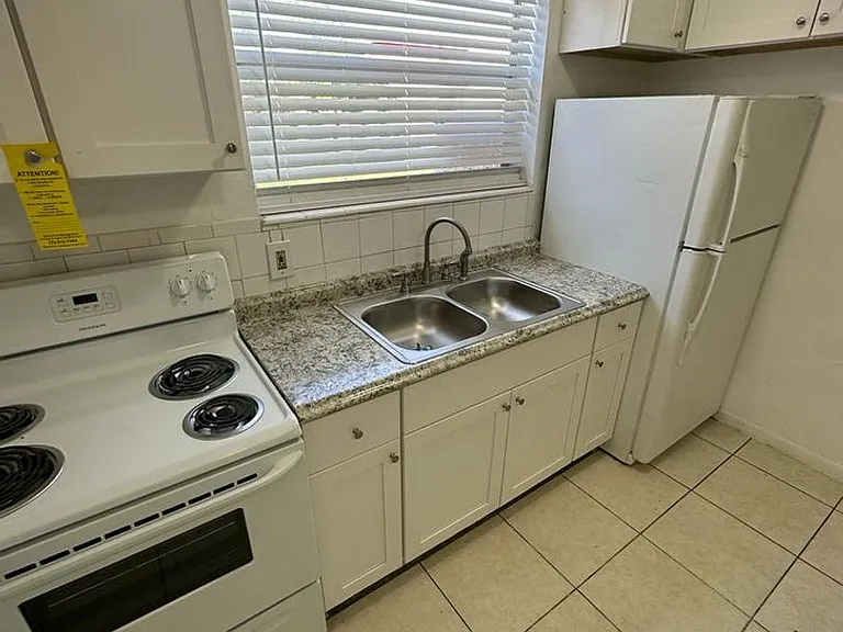 1545 NW 8th Ave — Photo 6