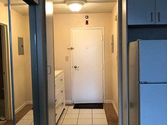 5th image of 224 E Garden St APT 444