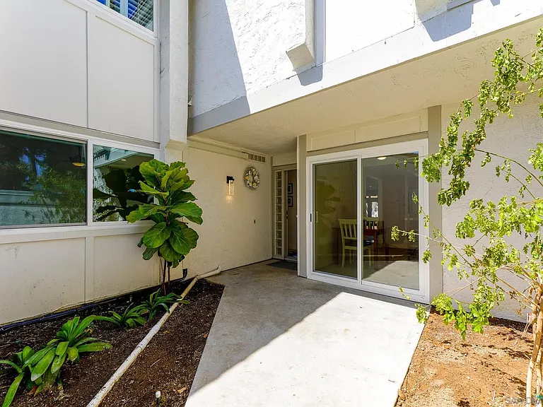 101 Kingston Ct W — Photo 2