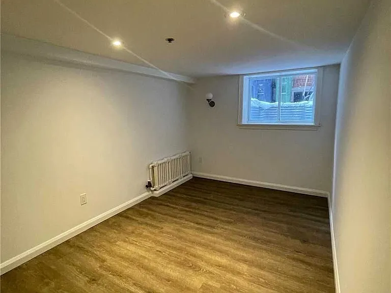 24 Strathgowan Ave #LOWER — Photo 8