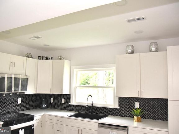 2nd image of 106 E Arctic Ave