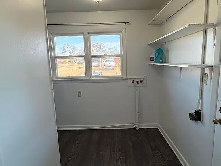 401 S Hoover St — Photo 8