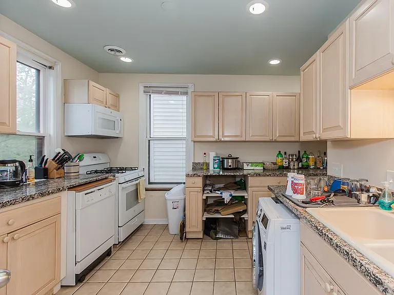 1116 W Roscoe St #2 — Photo 3