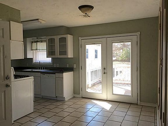 4th image of 218 Linda Ln