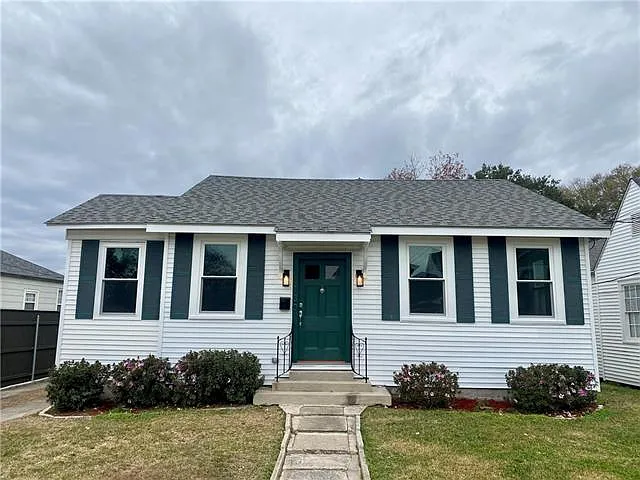 2 bed, 1.0 bath, 1300 sqft, $2,700 — Photo 1