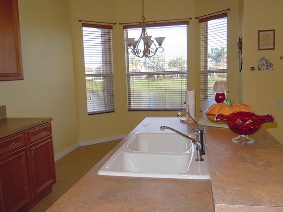 4th image of 320 NW Shoreline Cir