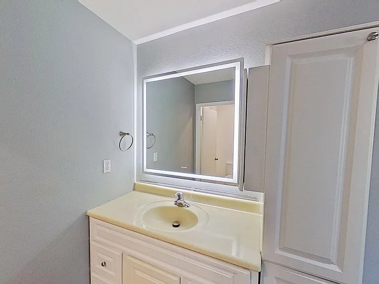 1040 W Macarthur Blvd #45 — Photo 17