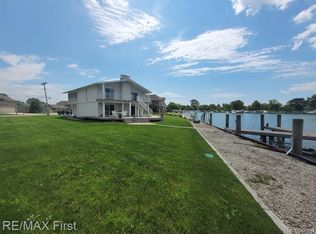 38025 Huron Pointe Dr, Harrison Township, MI 48045