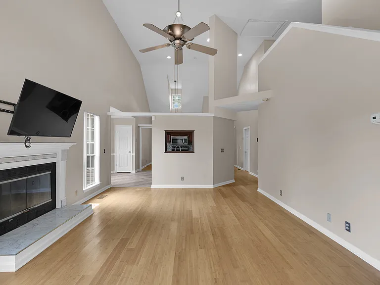 1104 Crestfield Dr — Photo 9