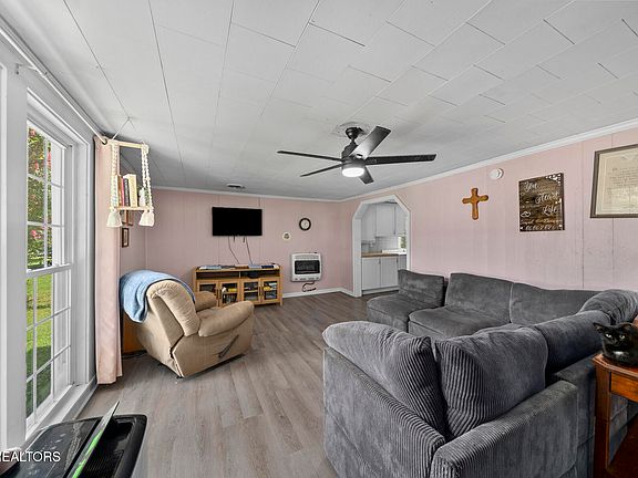 4th image of 384 Woodlee St