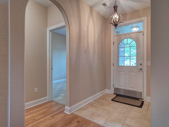 2nd image of 100 Windsong Ln