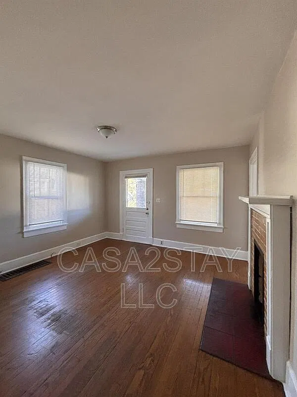3 bed, 1.0 bath, 1000 sqft, $1,245 — Photo 2
