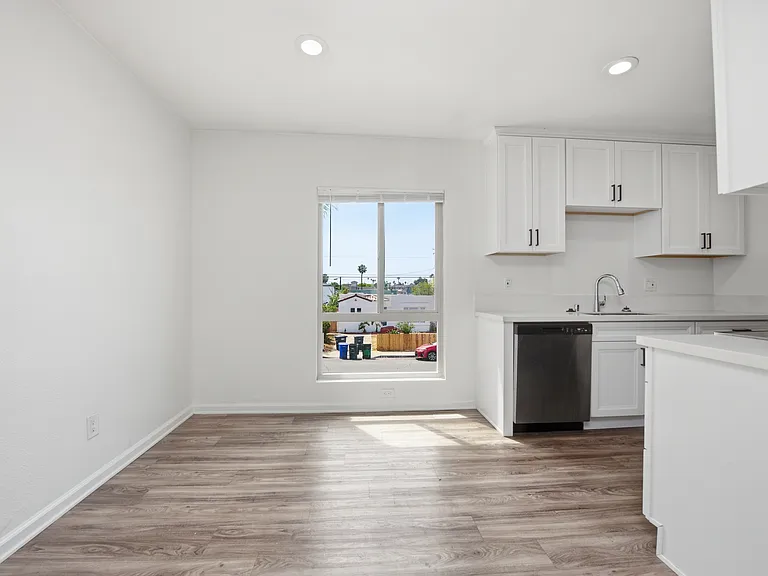 635 Emory St #14 — Photo 3