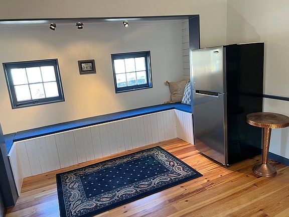 Window seat for in kitchen hang