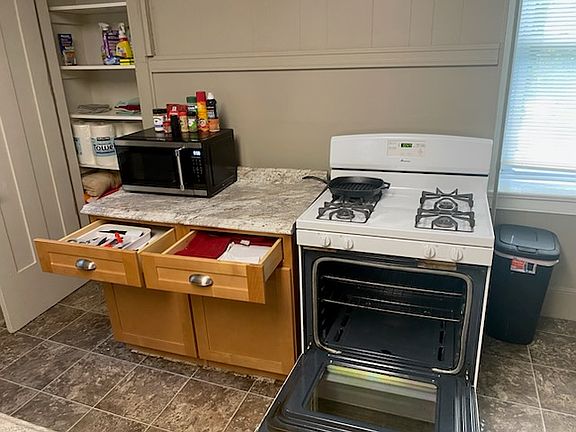5th image of 242 Chapel St APT 1