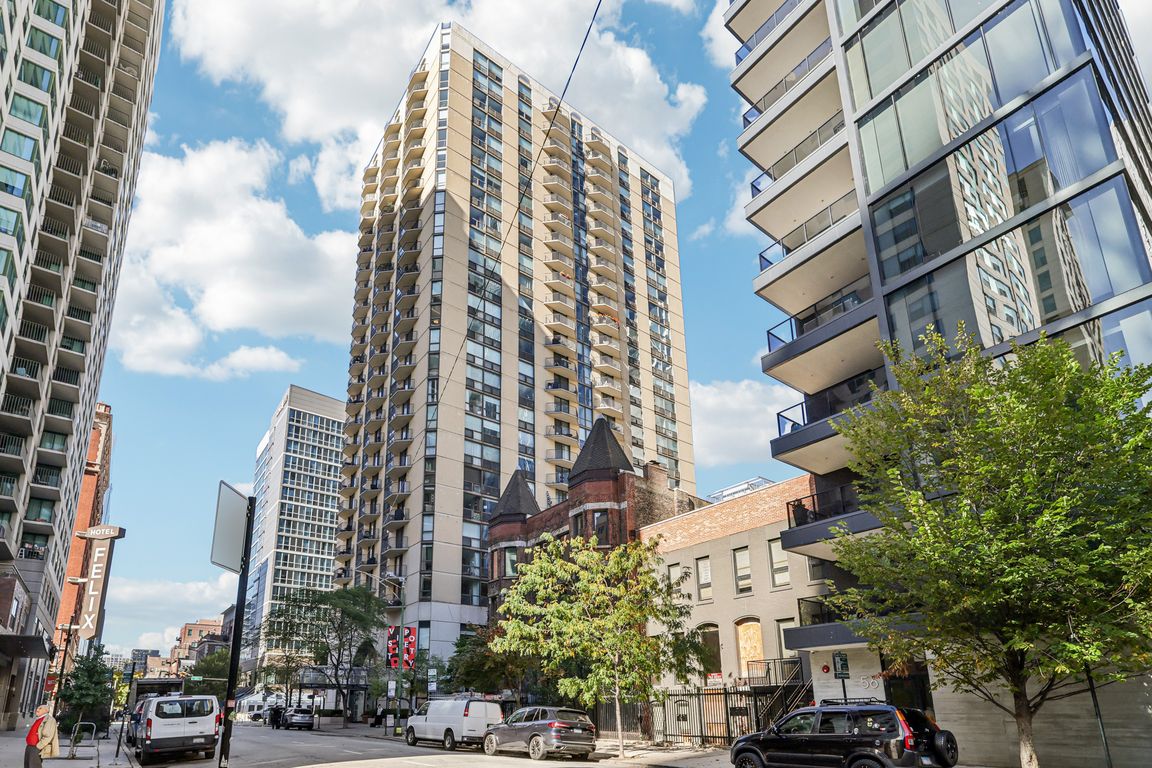 W Huron St-S2110-001.jpg
