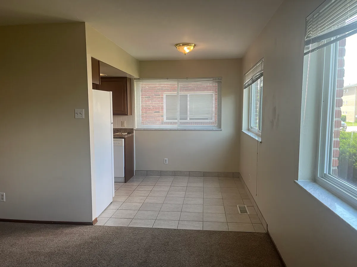 Building Photo - 9530 Hyde Park Dr #B