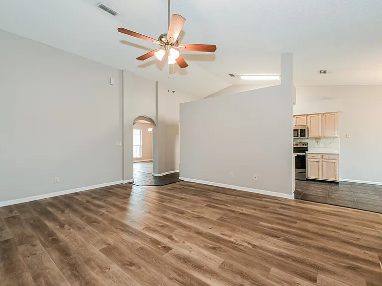 550 Whitfield Rd — Photo 4