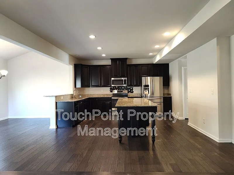 4 bed, 2.5 bath, 3251 sqft, $2,900 — Photo 4