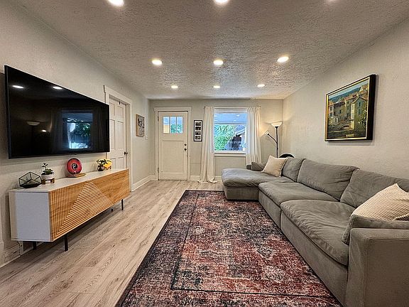 5th image of 376 E Logan Ave