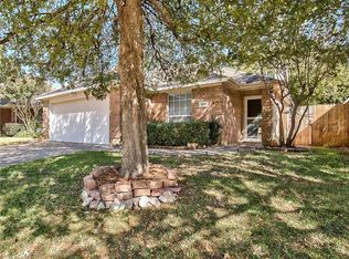 900 Palomino Dr, Euless, TX 76039
