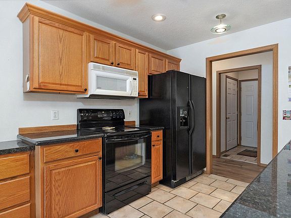 900 LC Robinson St-34