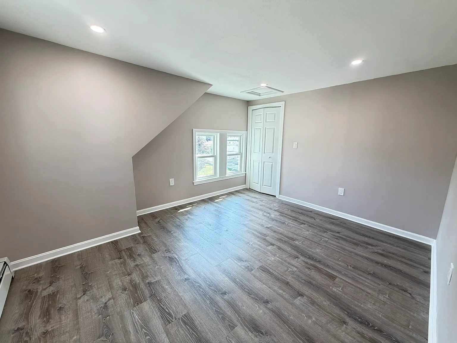 4 bed, 1300 sqft, $4,100 — Photo 2