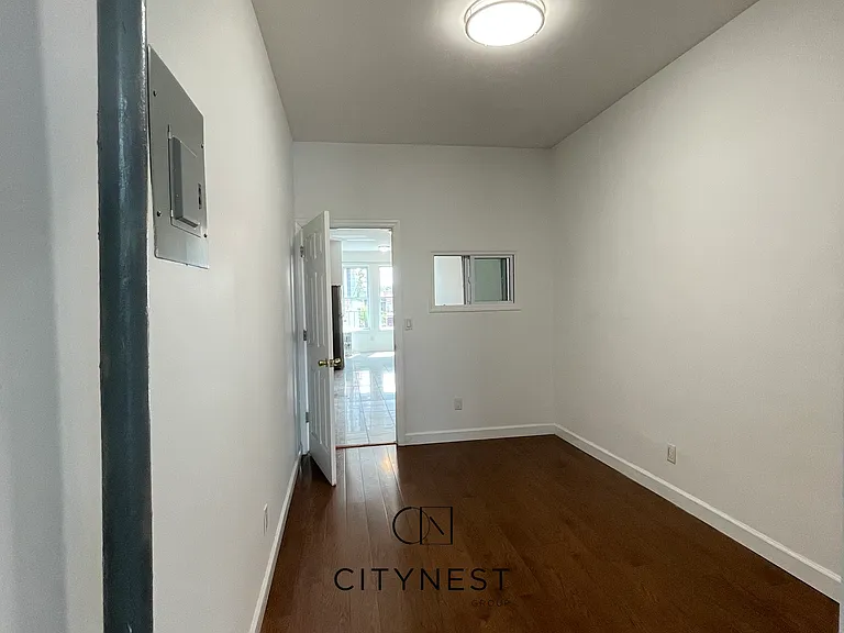 152 9th St #3R — Photo 6