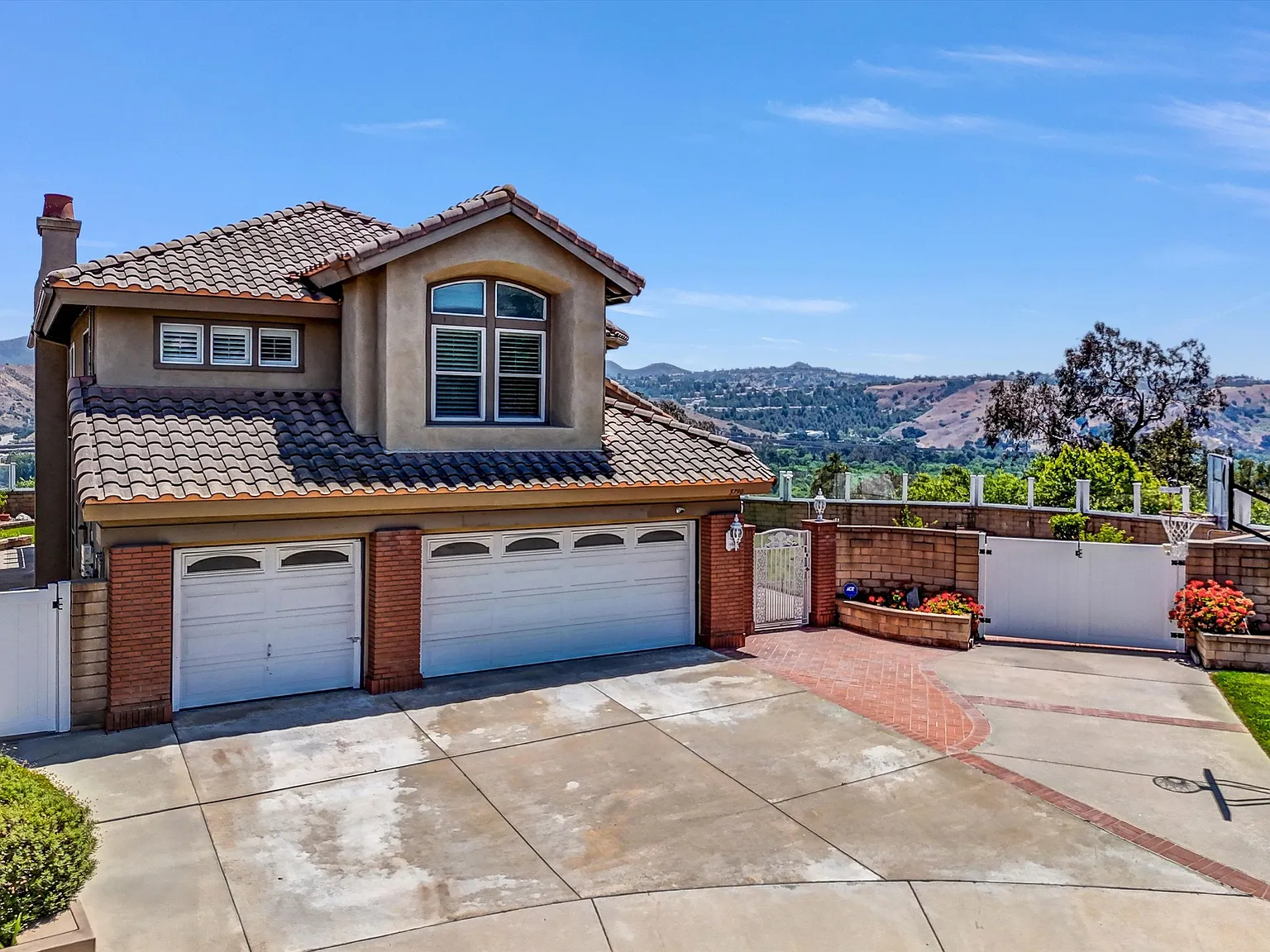 4 bed, 2.5 bath, 2314 sqft, $5,700 — Photo 2
