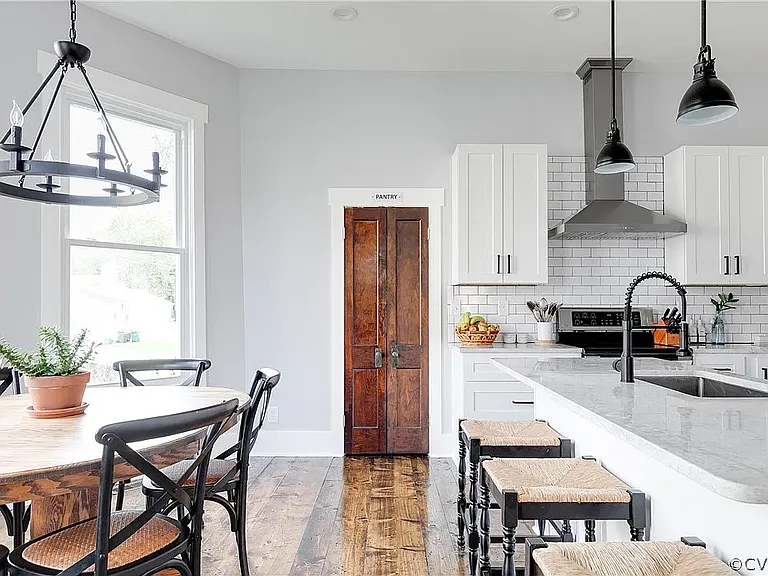 205 Poe St — Photo 29