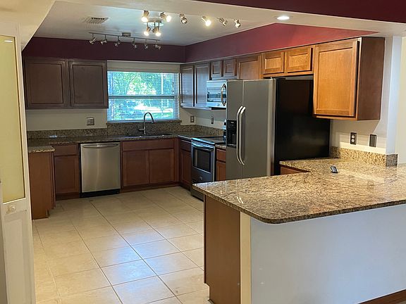 4th image of 901 Nevada Dr NE