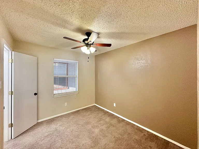 401 W Lincoln Ave — Photo 14