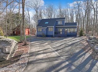 102 Stallion Dr, Lords Valley, PA 18428
