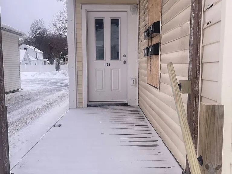 319 Pleasant St — Photo 8