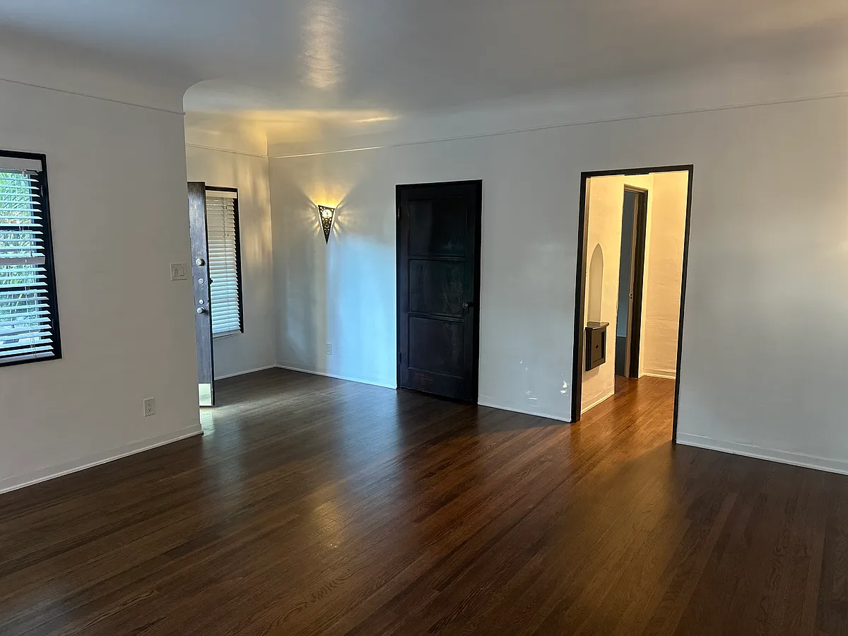 Building Photo - 640 N Beachwood Dr #201