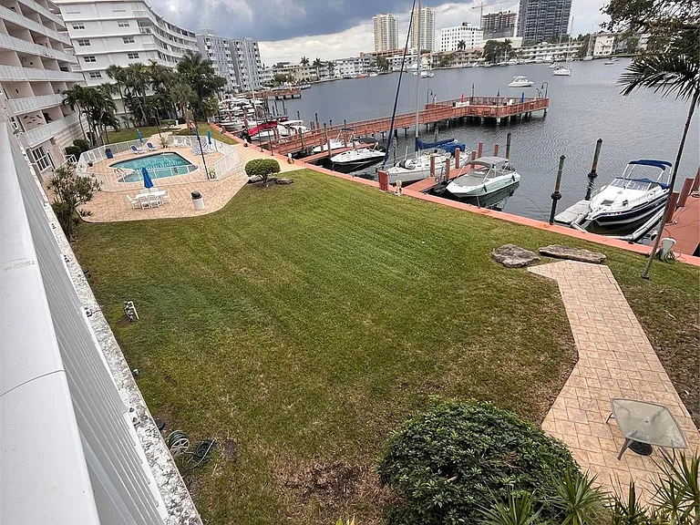 400 Golden Isles Dr #20 — Photo 13