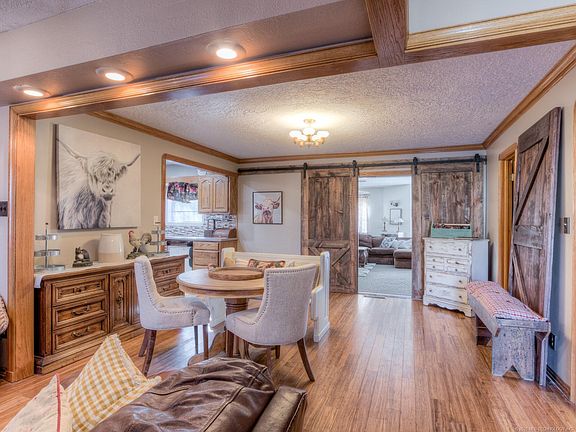 4th image of 604 N Lake Dr E