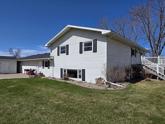 3rd image of 925 Riverview Dr