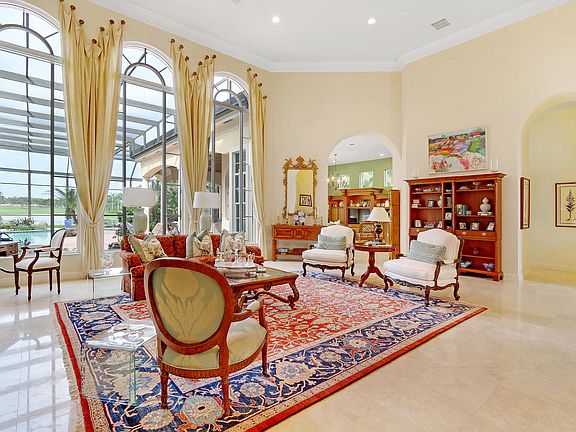 Living Room w/ Crown Molding