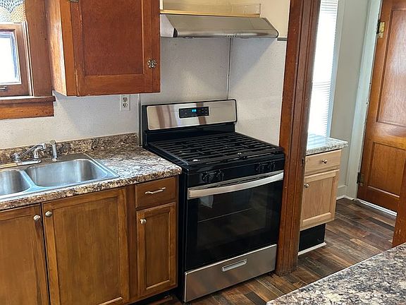 4th image of 353 N 1st Ave