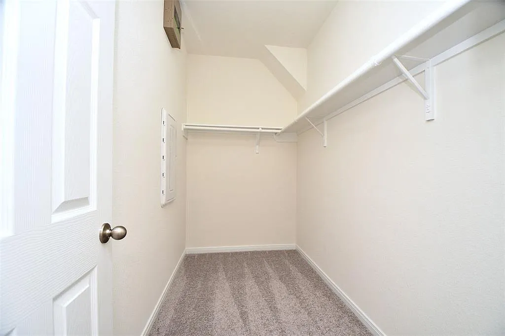 3 bed, 2.5 bath, 1450 sqft, $2,050 — Photo 3