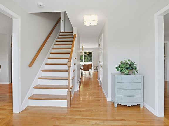 4th image of 22 Wachusett Cir